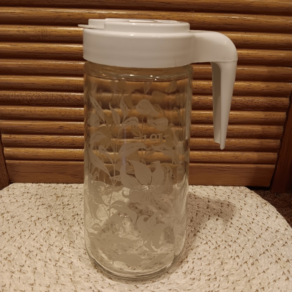 Vintage Anchor Hocking 1QT Glass Tang Container.  Like NEW!!